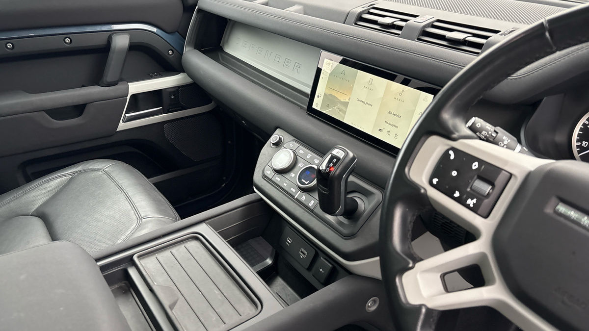 Land Rover Defender 110 Image 18