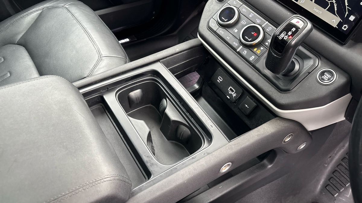 Land Rover Defender 110 Image 18