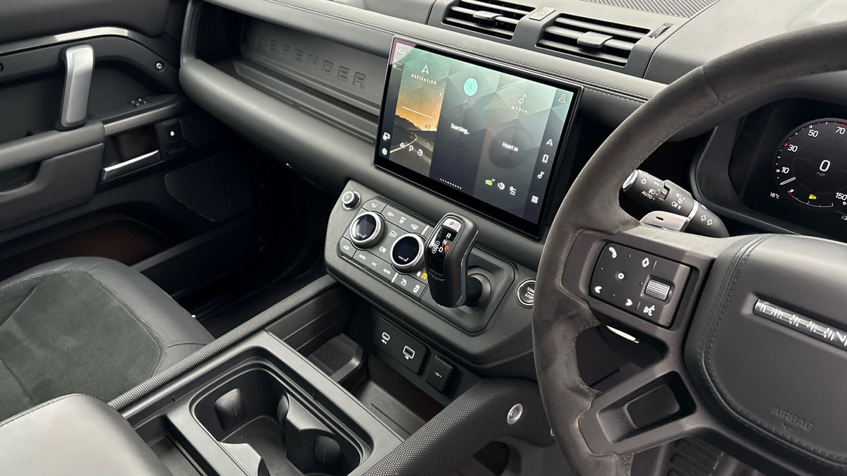 Land Rover Defender 110 Image 35