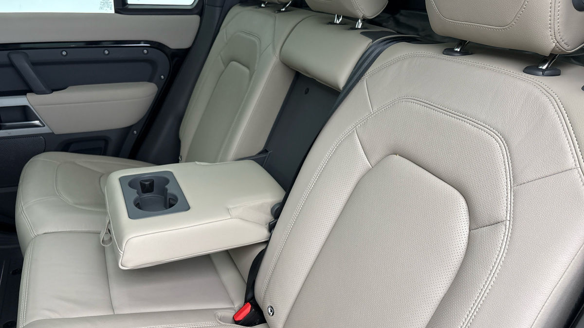 Land Rover Defender 110 Image 9