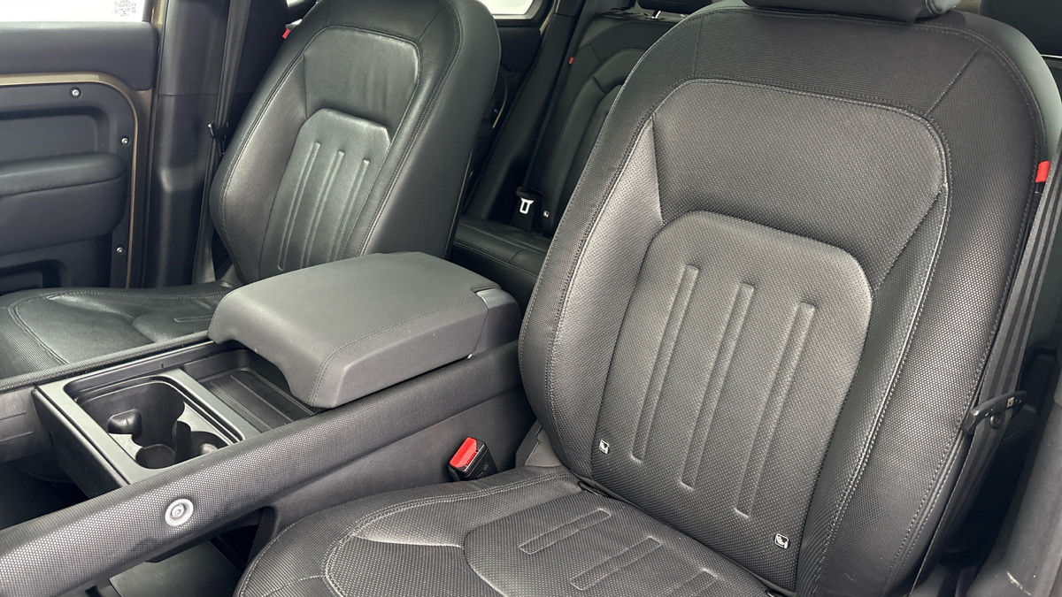 Land Rover Defender 110 Image 7