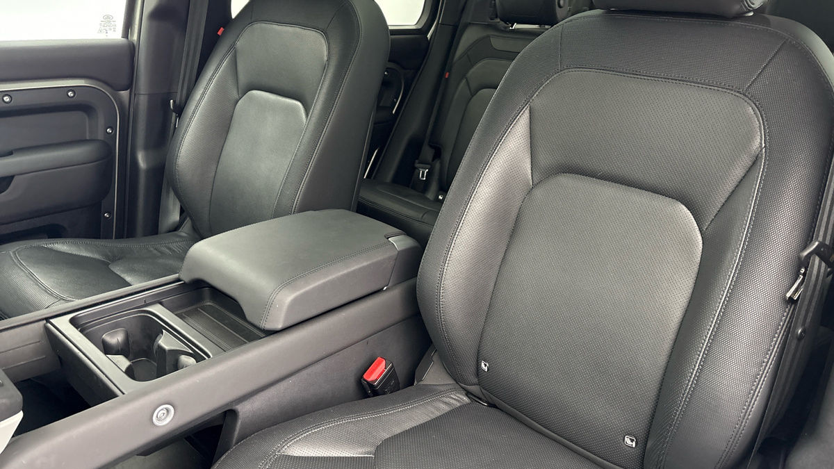 Land Rover Defender 110 Image 7