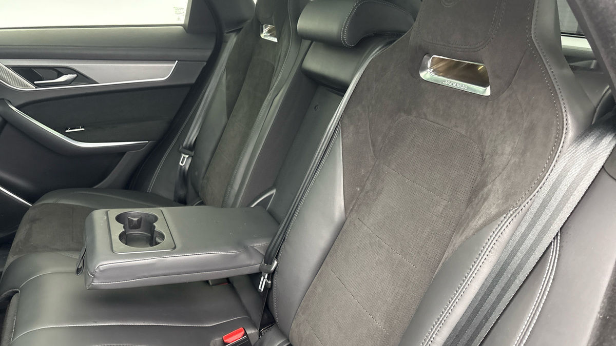 Jaguar F-PACE Image 9