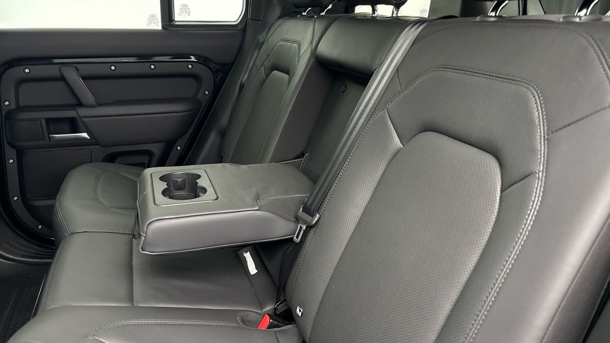 Land Rover Defender 110 Image 9