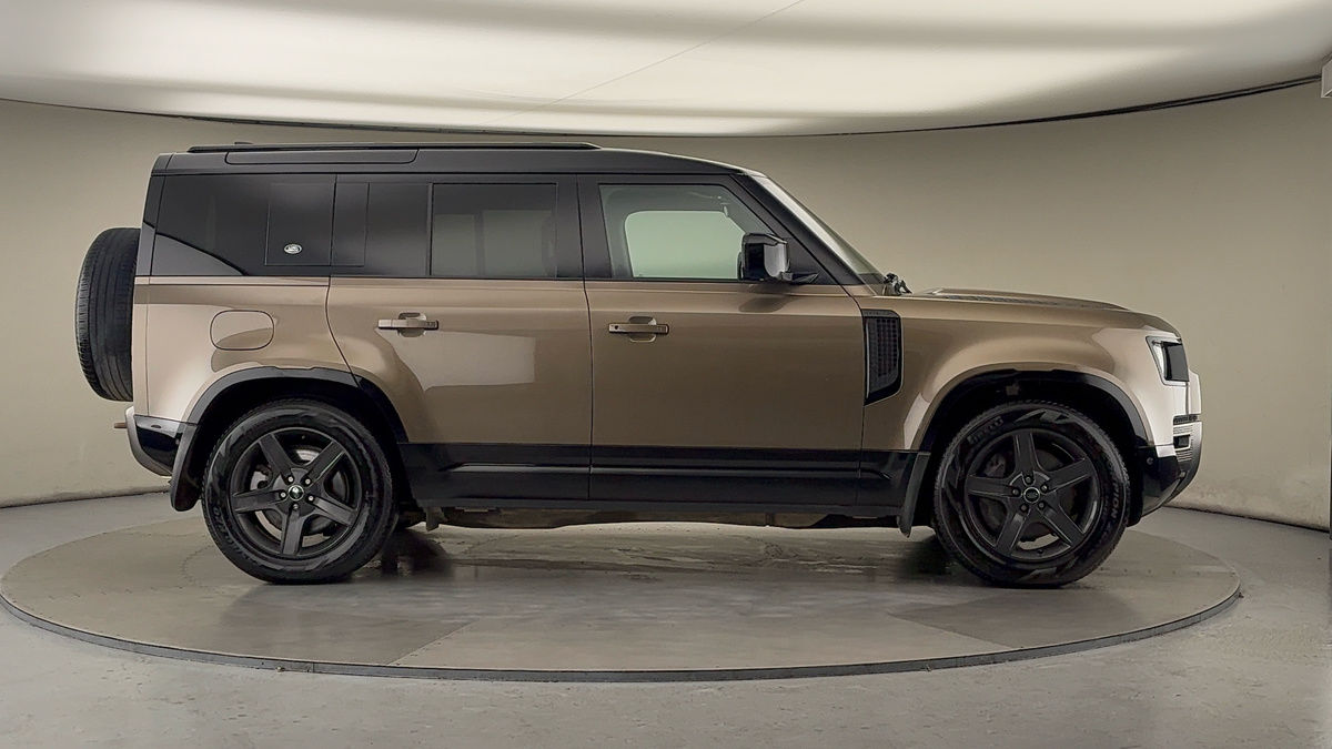 Land Rover Defender 110 Image 16