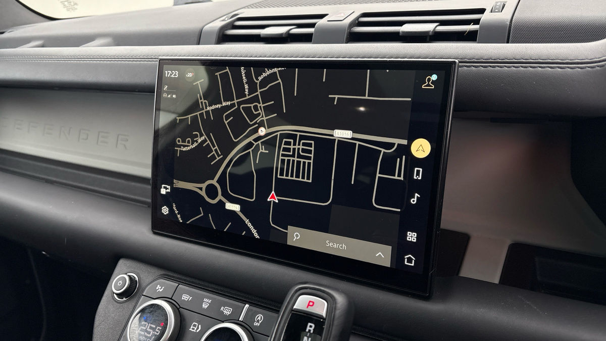 Land Rover Defender 110 Image 17