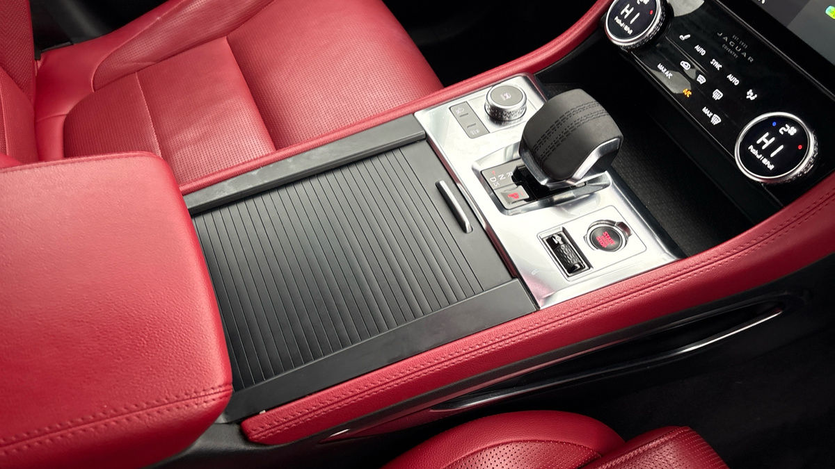 Jaguar F-PACE Image 18