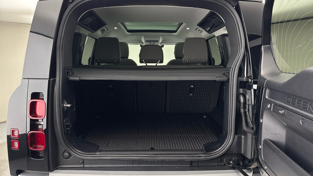Land Rover Defender 110 Image 11
