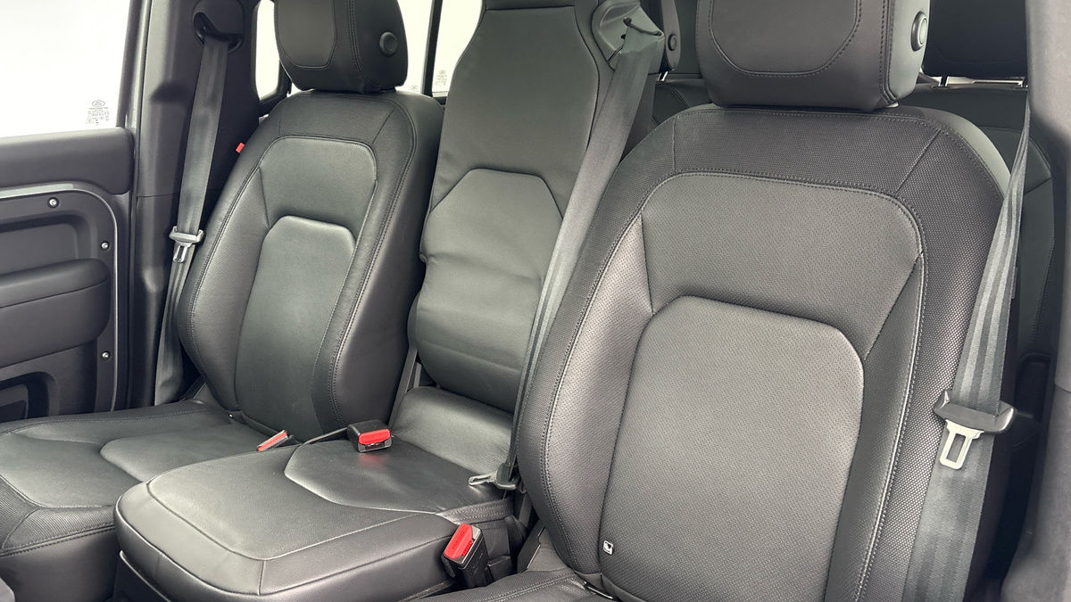 Land Rover Defender 110 Image 7