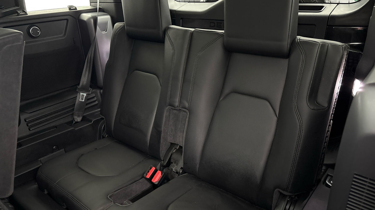 Land Rover Defender 110 Image 26