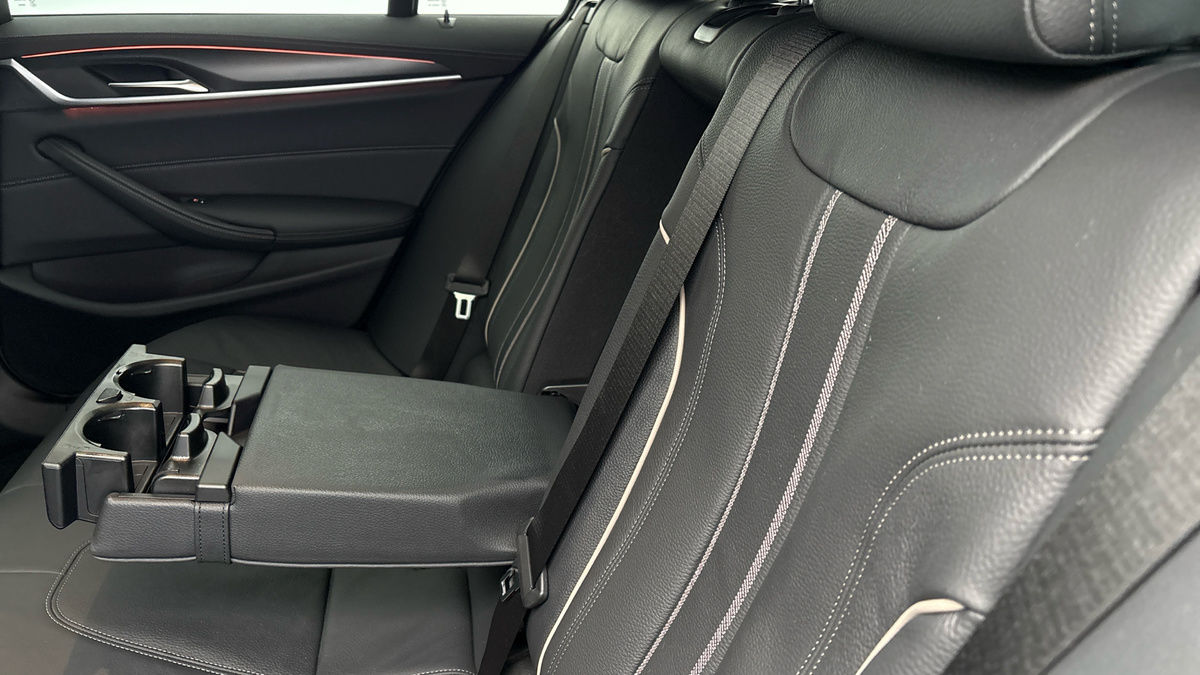 BMW 5 Series Image 9