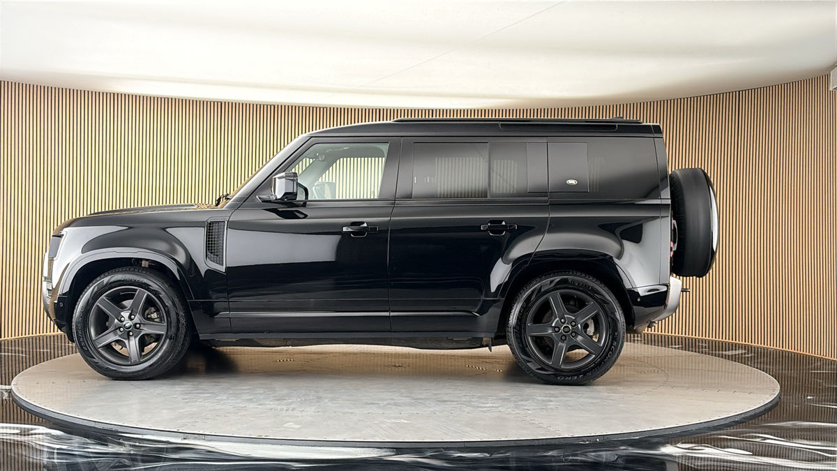 Land Rover Defender 110 Image 15