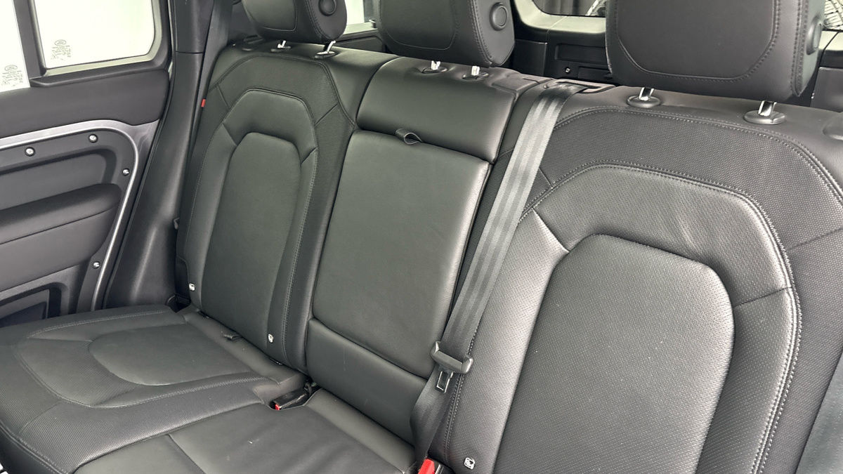 Land Rover Defender 110 Image 8