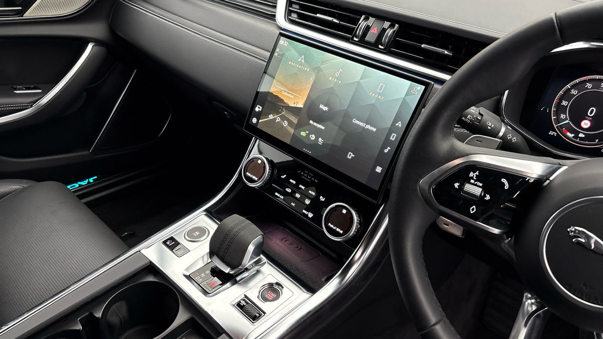 Jaguar XF Image 18