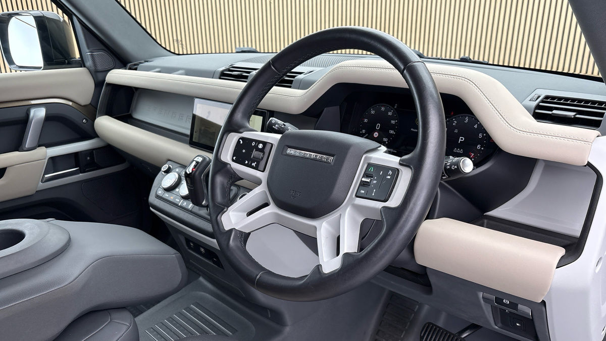 Land Rover Defender 110 Image 5