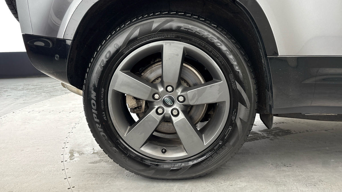 Land Rover Defender 110 Image 10