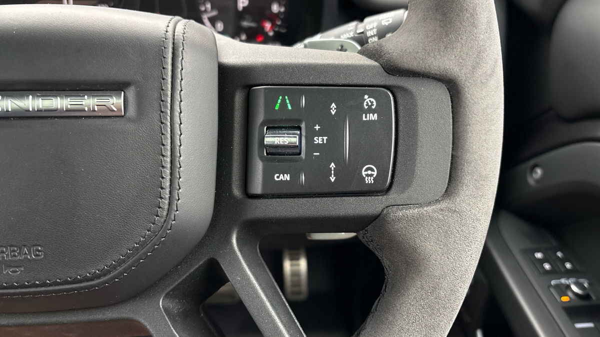 Land Rover Defender 110 Image 14