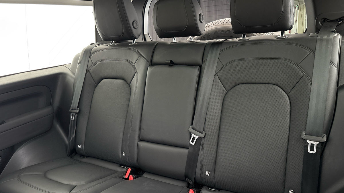 Land Rover Defender 90 Image 8