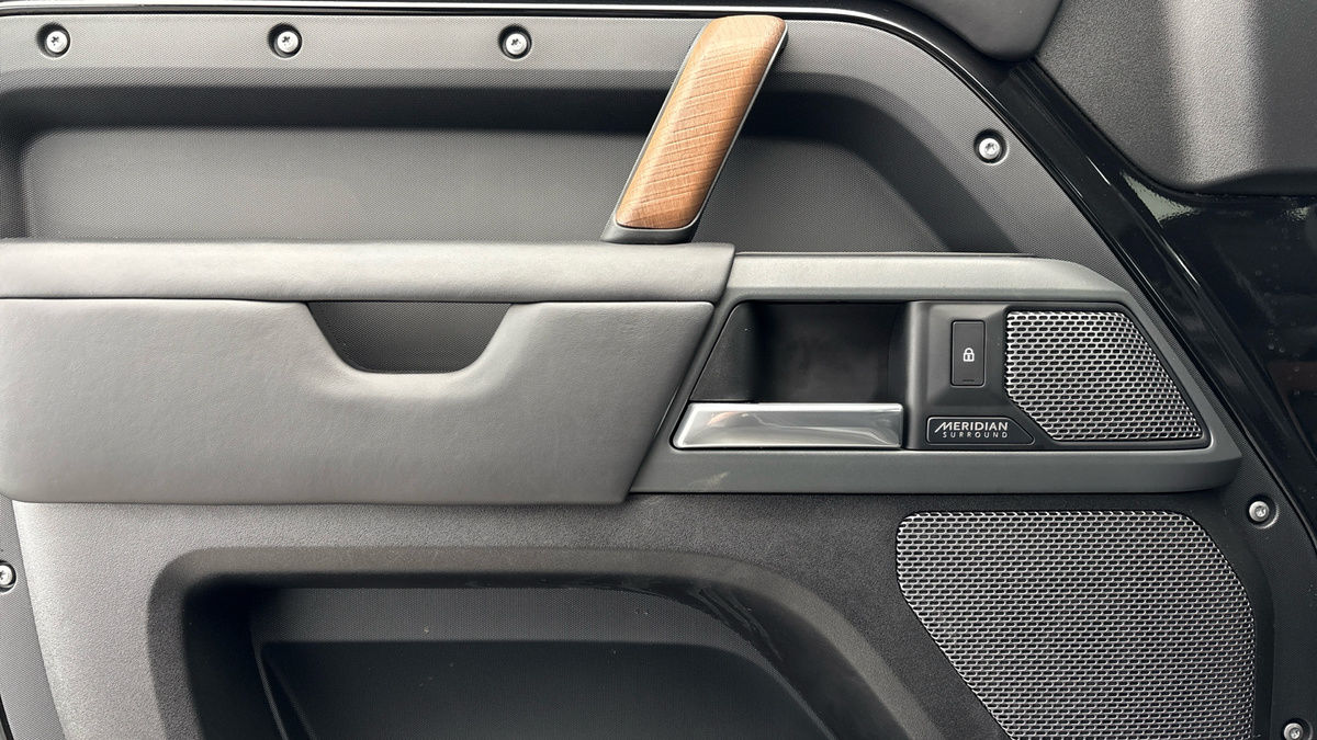 Land Rover Defender 110 Image 19