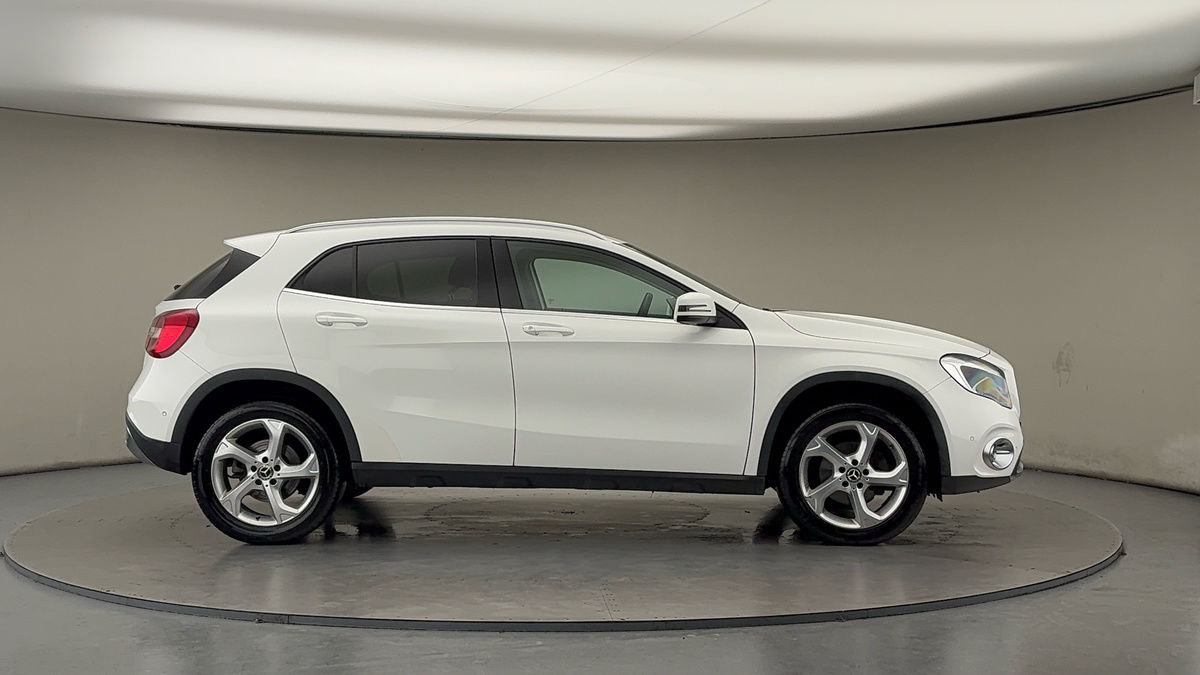 Mercedes-Benz GLA Image 16