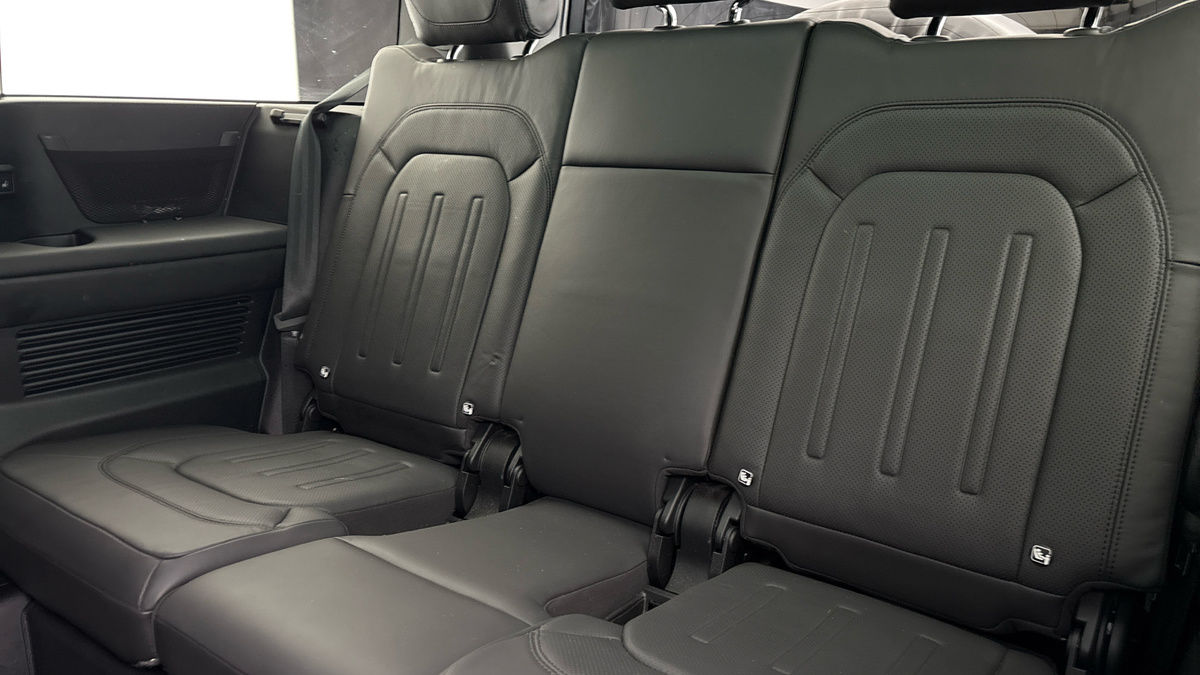 Land Rover Defender 130 Urban Image 29