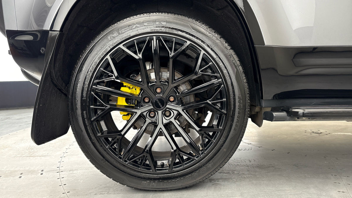 Land Rover Defender 110 Image 10