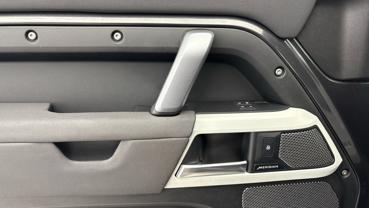 Land Rover Defender 110 Image 25