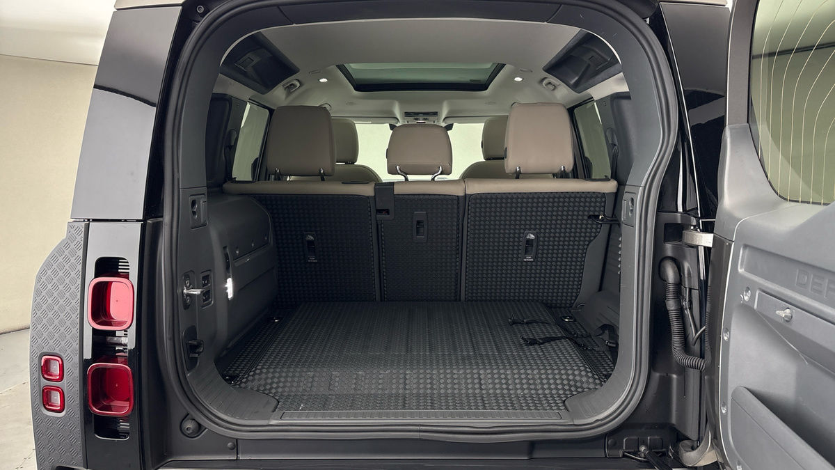 Land Rover Defender 110 Image 11