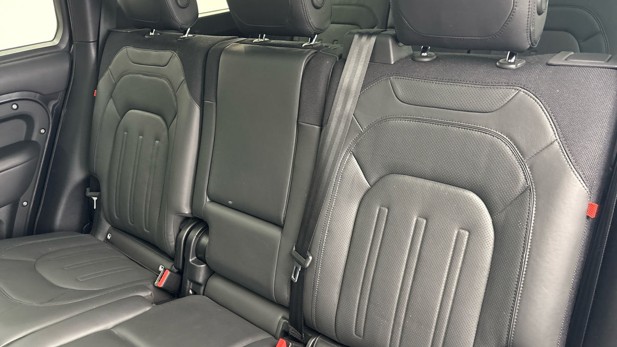 Land Rover Defender 130 Urban Image 8