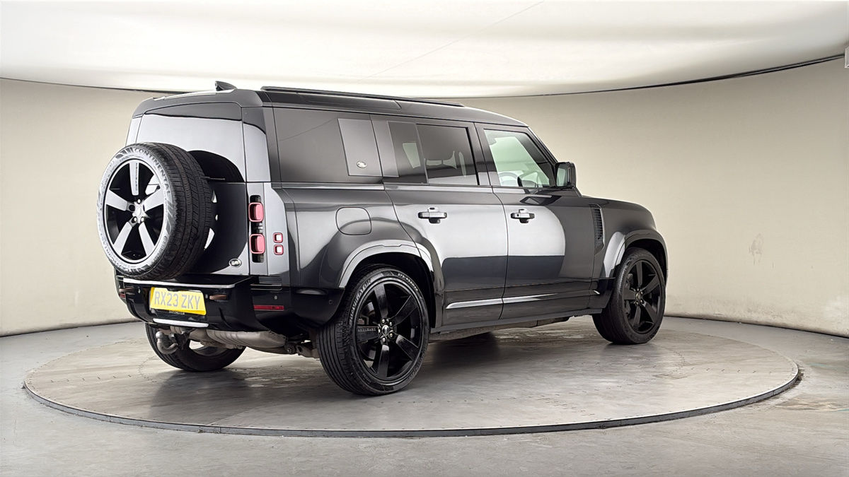 Land Rover Defender 110 Image 21