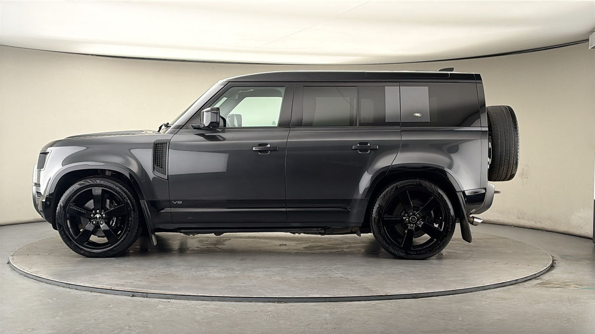 Land Rover Defender 110 Image 30