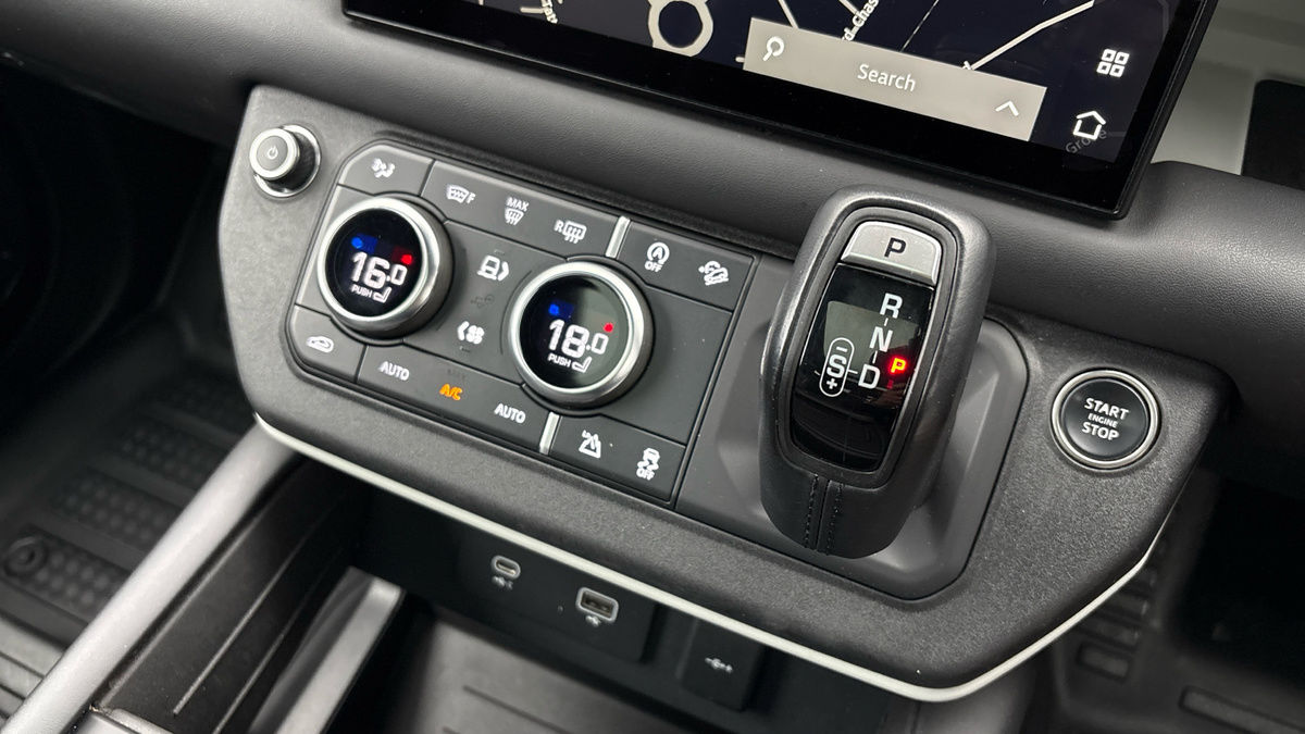 Land Rover Defender 90 Image 25