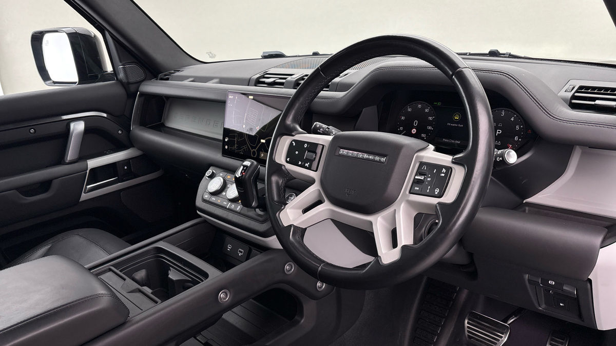 Land Rover Defender 110 Image 5