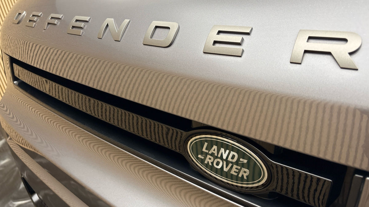 Land Rover Defender 110 Image 24