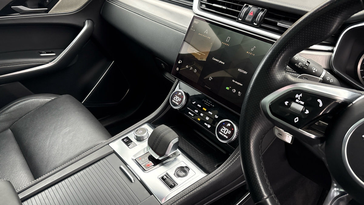 Jaguar F-PACE Image 18