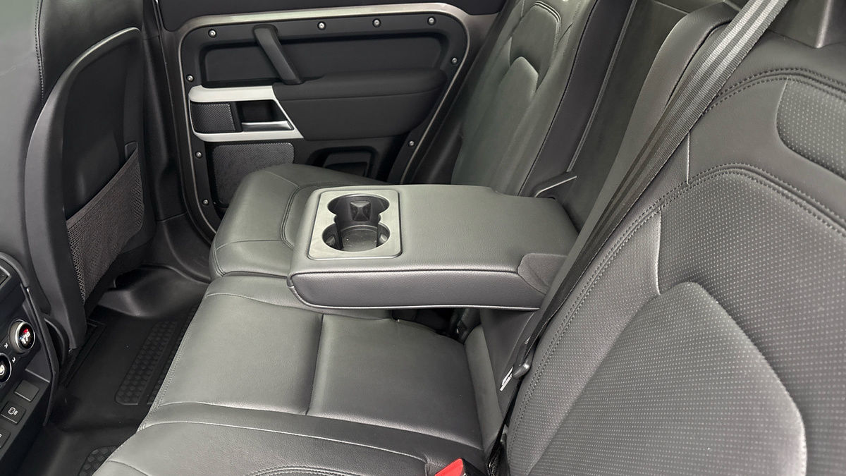 Land Rover Defender 110 Image 9