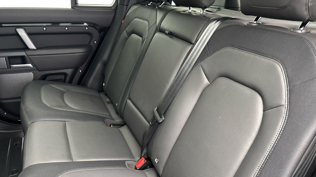 Land Rover Defender 110 Image 8