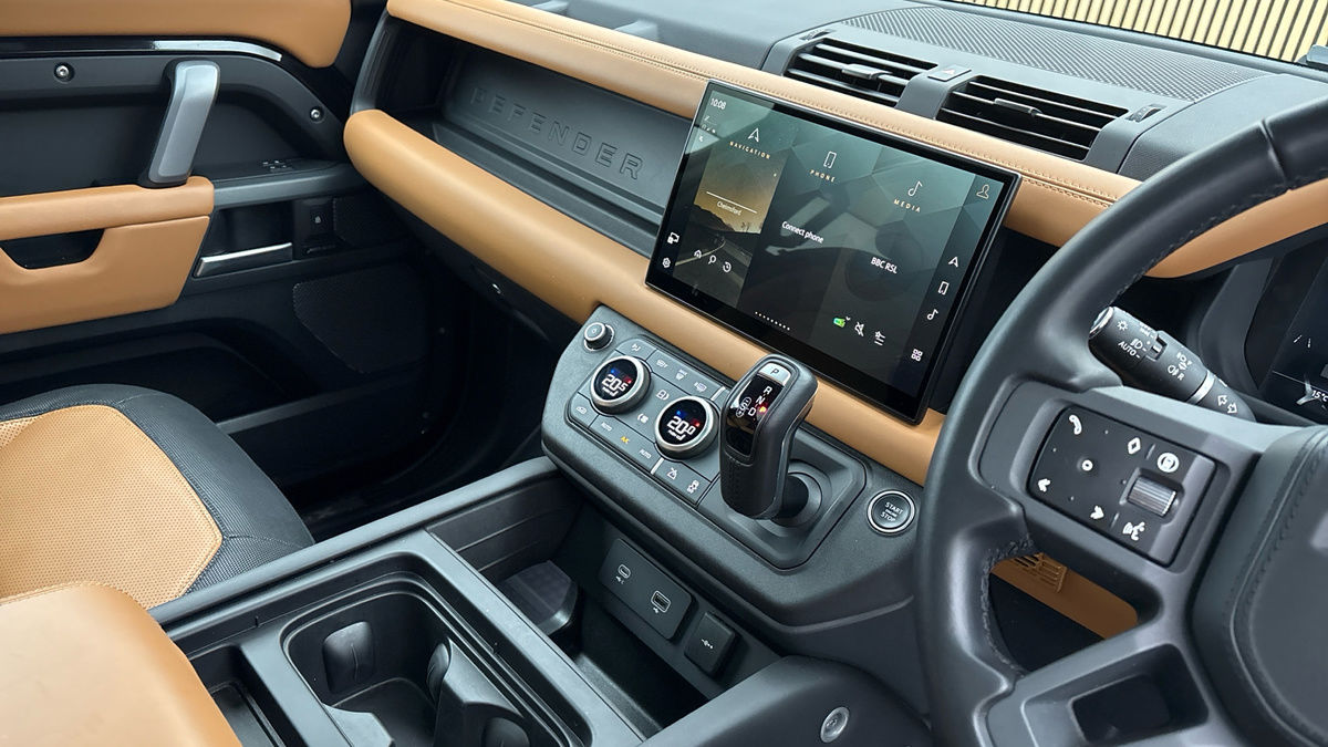 Land Rover Defender 110 Image 18