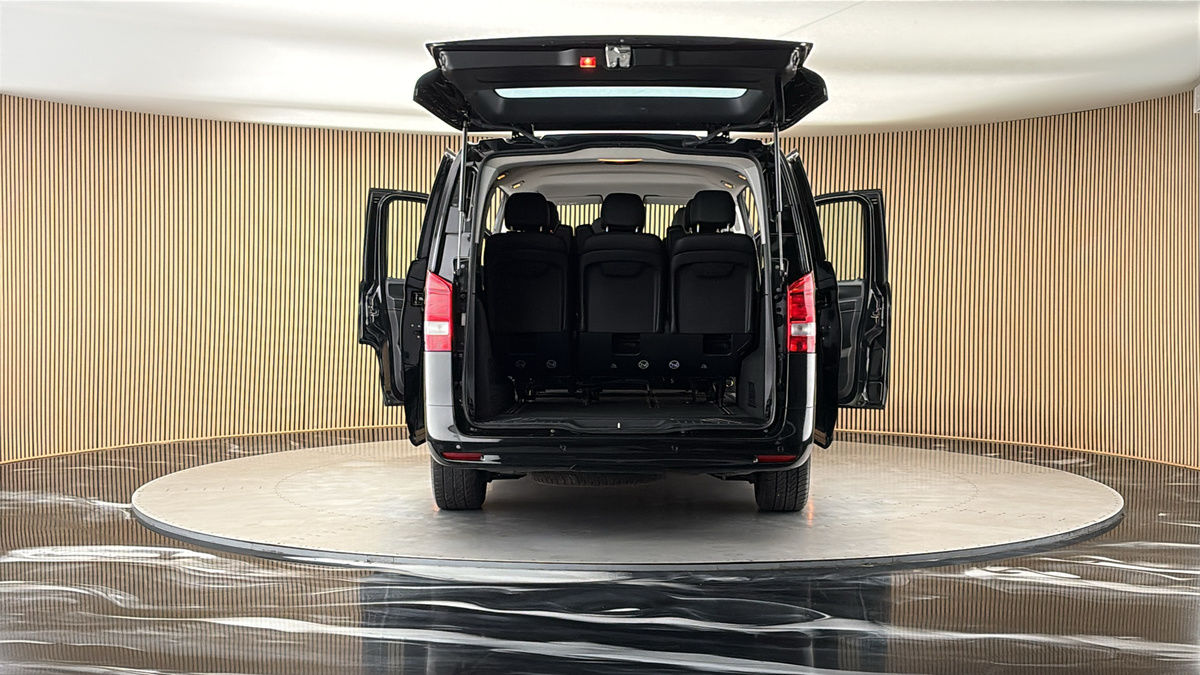 More views of Mercedes-Benz Vito