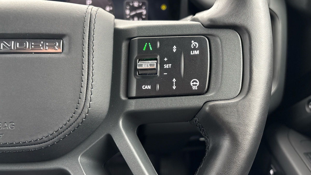 Land Rover Defender 110 Image 14