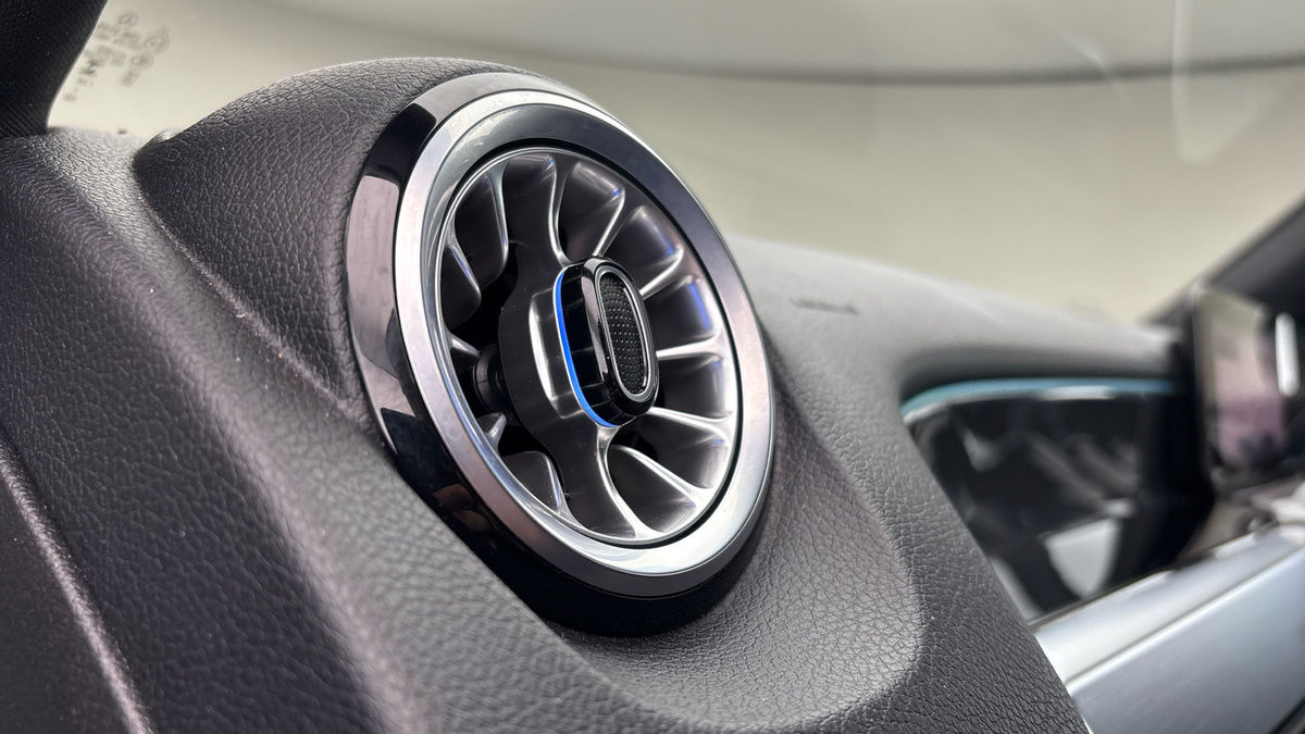 Mercedes-Benz GLB Image 6