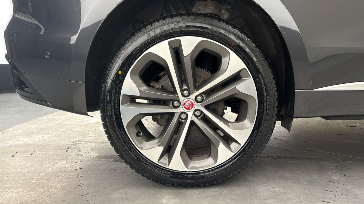 Jaguar F-PACE Image 10