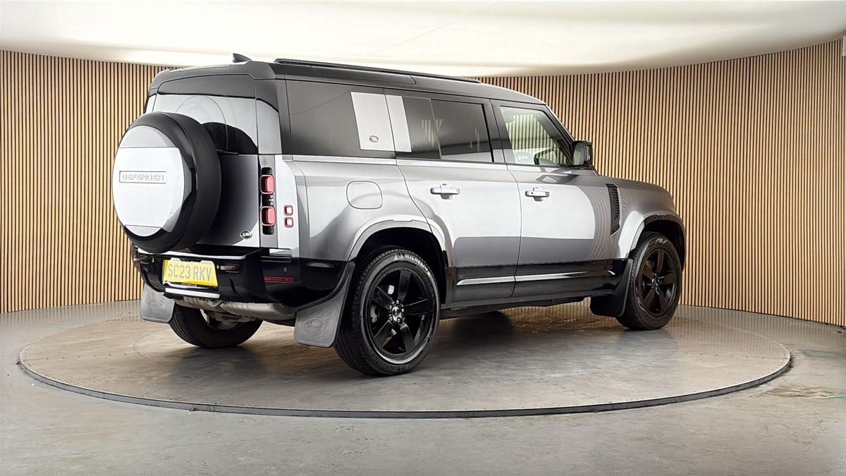 Land Rover Defender 110 Image 21