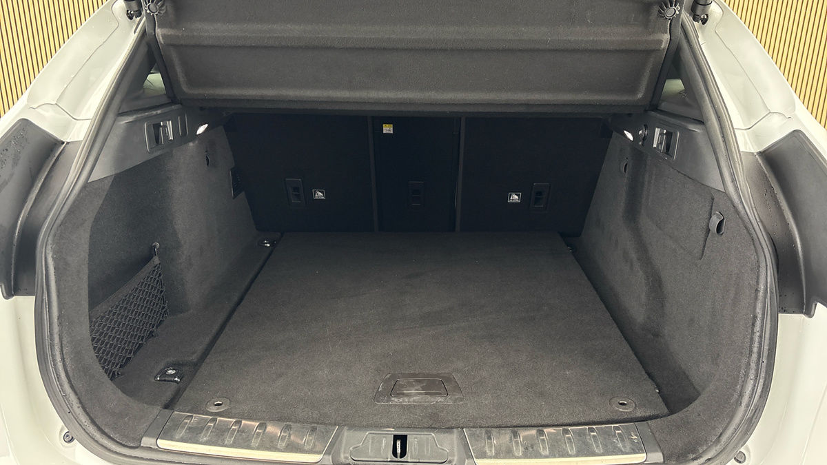 Jaguar F-PACE Image 22