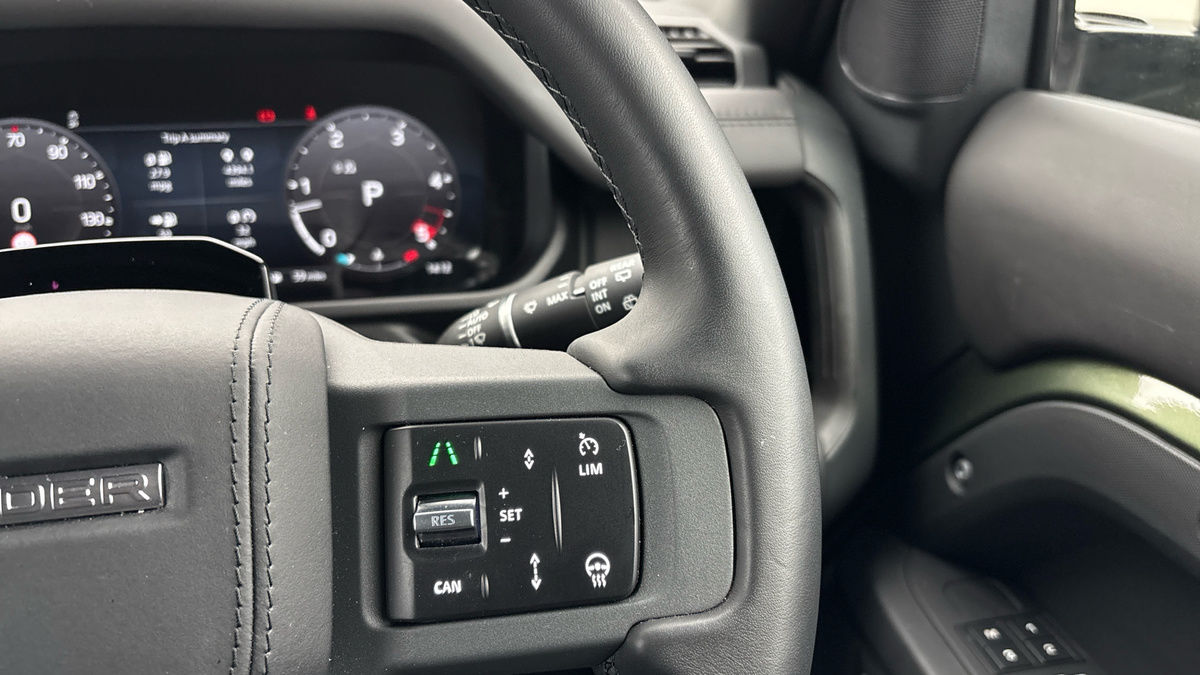 Land Rover Defender 110 Image 14