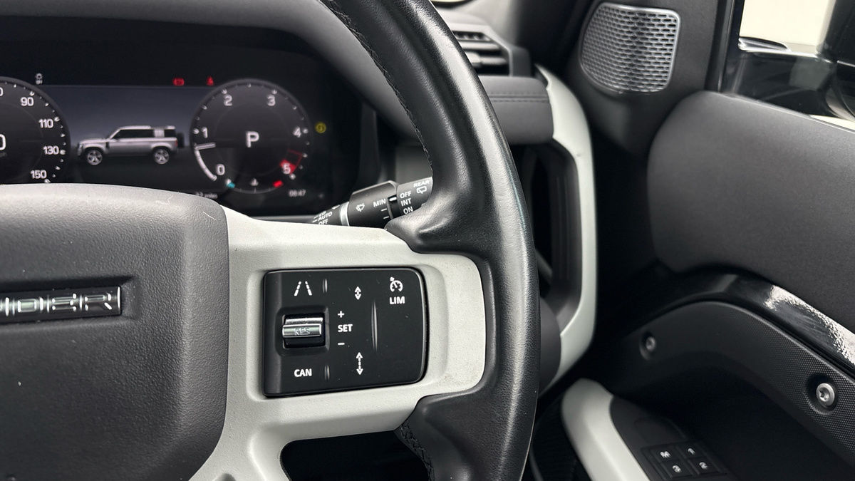 Land Rover Defender 110 Image 14