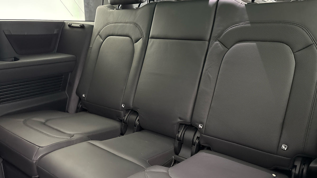 Land Rover Defender 130 Image 29