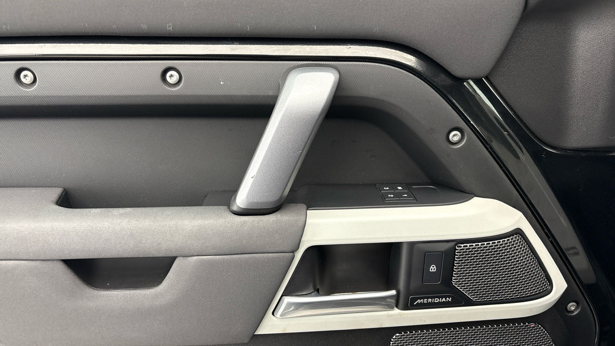Land Rover Defender 110 Image 19