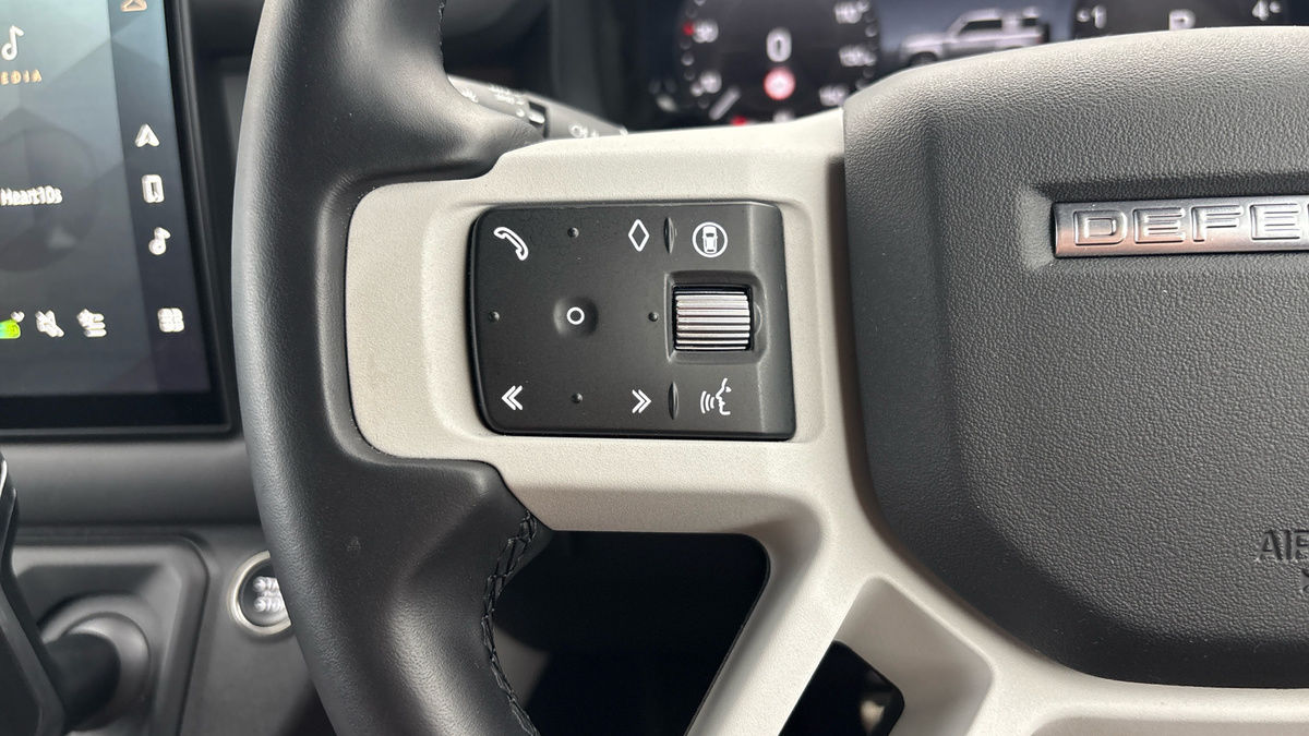 Land Rover Defender 90 Image 13