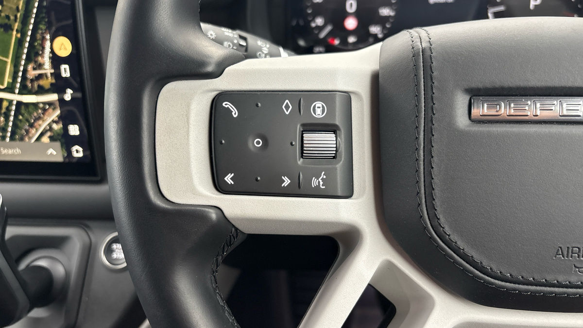 Land Rover Defender 110 Image 13